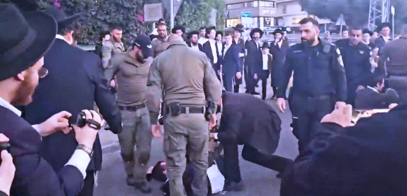 IDF Drag Conscription-dodging Ultra-Orthodox Protestors Off Highway
