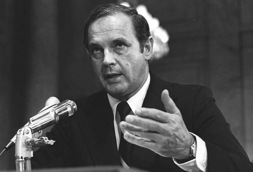 Alexander Butterfield, the Nixon Aide who Disclosed Watergate Tapes, Dies at 99