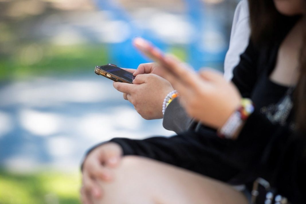 Scientists Warn of ‘Unintended Harm’ from Teen Social Media Ban