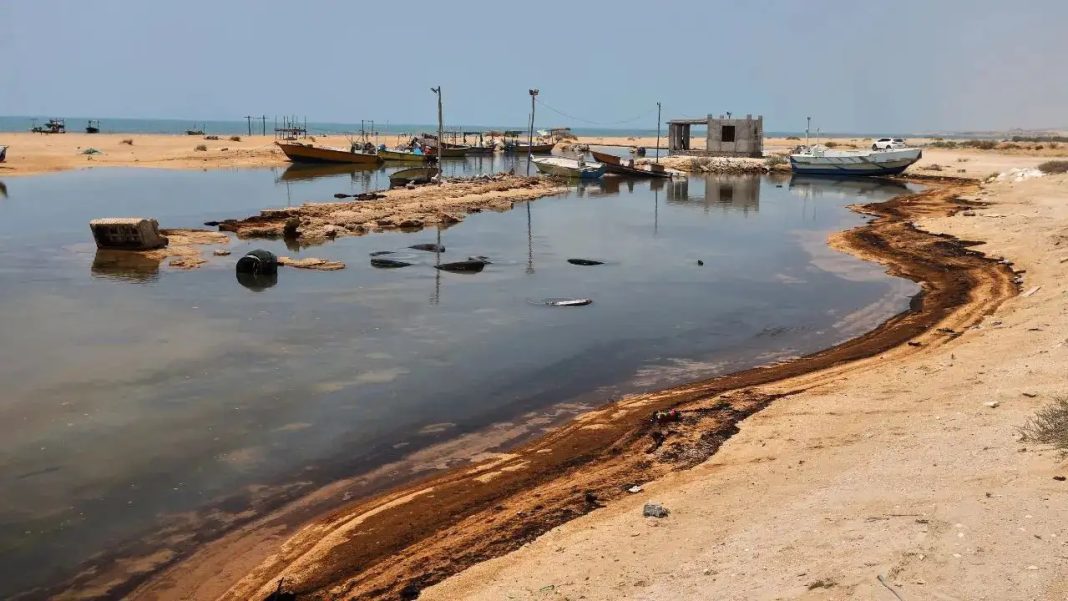 A Massive Oil Spill has Formed in the Strait of Hormuz and has Reached the Shores of the Iranian Island of Qeshm