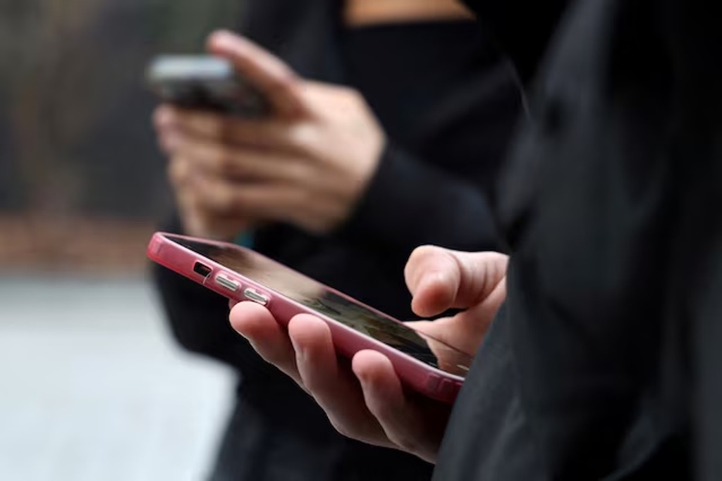 France’s Top Court Blocks Social Media Ban for Under-15s