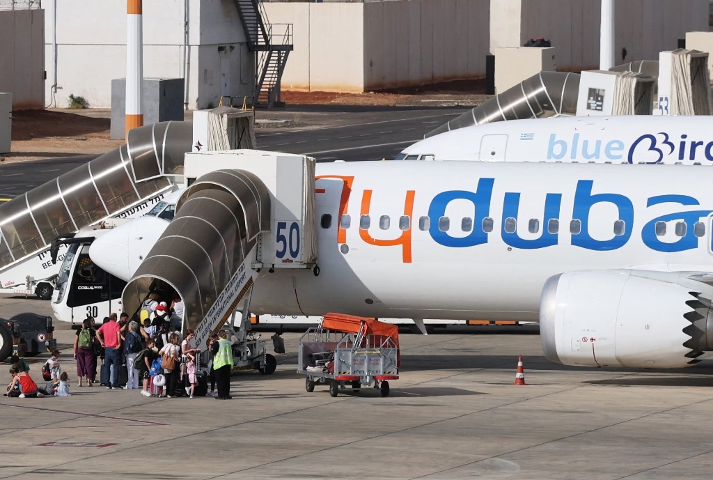Israeli Passengers Break into Applause the Moment Flydubai Boeing 737 Touches Down in Saudi Arabia